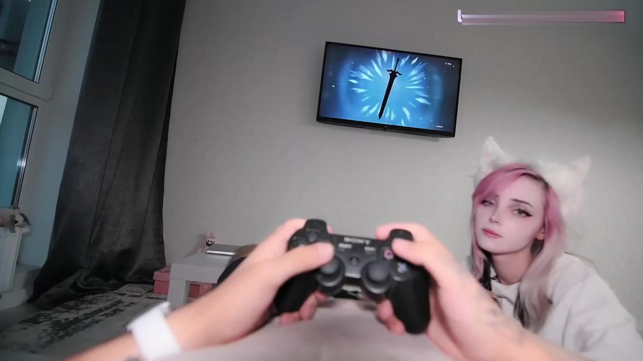 正在玩原神调皮的表妹主动爬上大肉棒，只能翻身上马满足她_