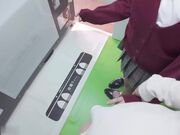 我穿着校服打球时弄得一团糟