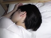 当我用手指抚摸她时 她已经湿透了