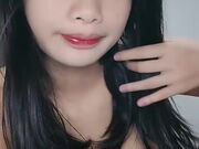 萝莉小妹为爱献身 全程露脸让小哥揉着奶子跟狼友互动撩骚听指挥 抠小嫩逼好多淫水