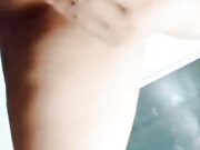 青春可爱的小美女和有韵味的熟女双女秀 露奶诱惑 沙发上道具自慰