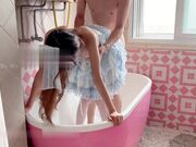 身穿萝莉裙后入更有感觉