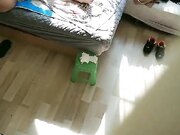 不懂事的小妹妹在上铺偷拍妈妈跟后爹和他朋友玩3P游戏 淫乱不堪的画面各种姿势