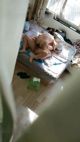 不懂事的小妹妹在上铺偷拍妈妈跟后爹和他朋友玩3P游戏 淫乱不堪的画面各种姿势