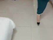 在醉酒的表妹面前强行上了她的空姐闺蜜，剧情反差较大，由剧烈反抗到接受