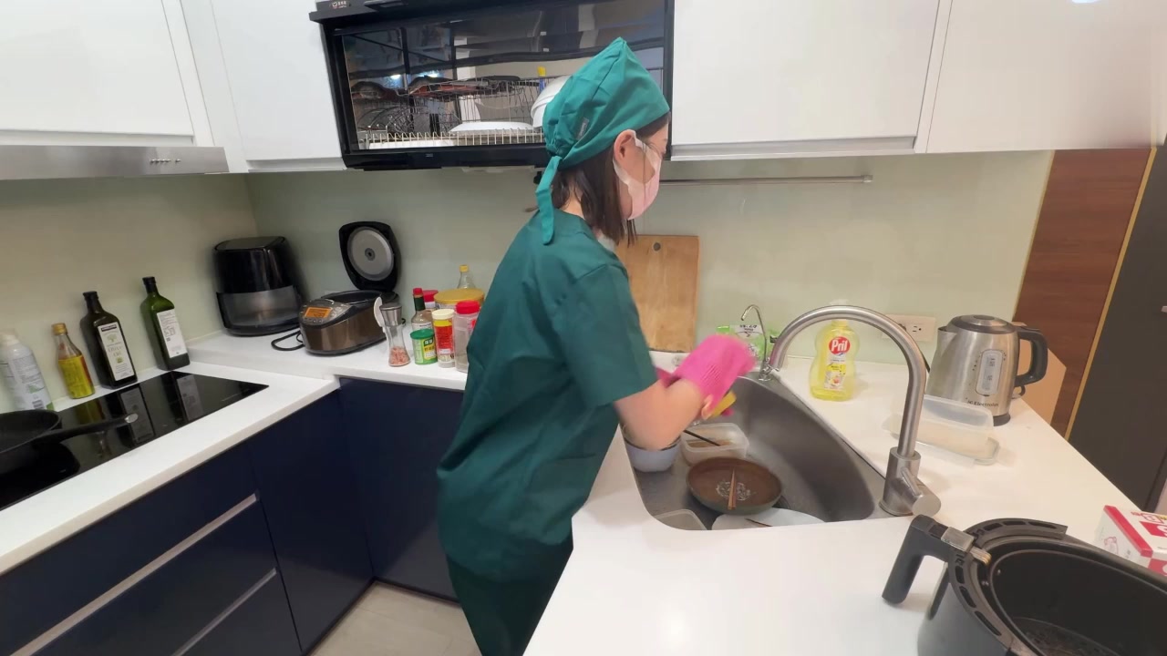 女医生下班回到家还知道洗碗，趁小女友洗碗毫无防备走到背后脱下小胖次后入抽插小嫩穴