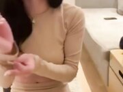 高颜网红脸美艳女神 土豪高价一对一视频裸聊远程对着屏幕上发骚的美女撸管射出