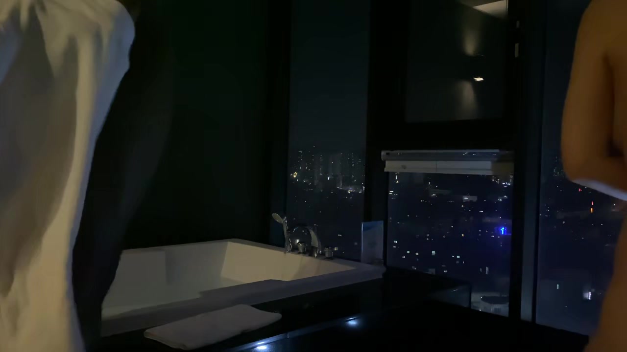 约了个饥渴皮肤白皙的亚裔美妞_酒店浴池里坐上大黑屌扭腰爽到停不下来