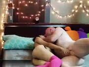 留学生小雨为了免租和寄宿家庭的洋老头做爱 这大爷的卵蛋貌似有毛病这么大