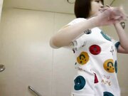外站新流出盗摄 隐藏摄像头TP跟闺蜜一起洗澡的美女 互相擦拭身体
