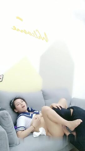 让粉丝玩操水兵制服装女主沙发震激情啪啪 老王亲上阵示范怎么干女主才舒服