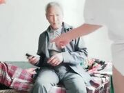 让大哥吃奶子舔骚逼 给大爷口交大鸡巴 主动上位抽插浪荡呻吟 让大爷爆草骚逼