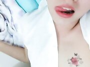 蝴蝶逼小白领跟小哥激情性爱啪啪 全程露脸口交大鸡巴 骑在小哥脖子上掰开骚穴