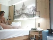 等了好久来了个大奶妹 脱掉衣服一直揉 舔屌深喉到床上操 站立扶着沙发后入猛操