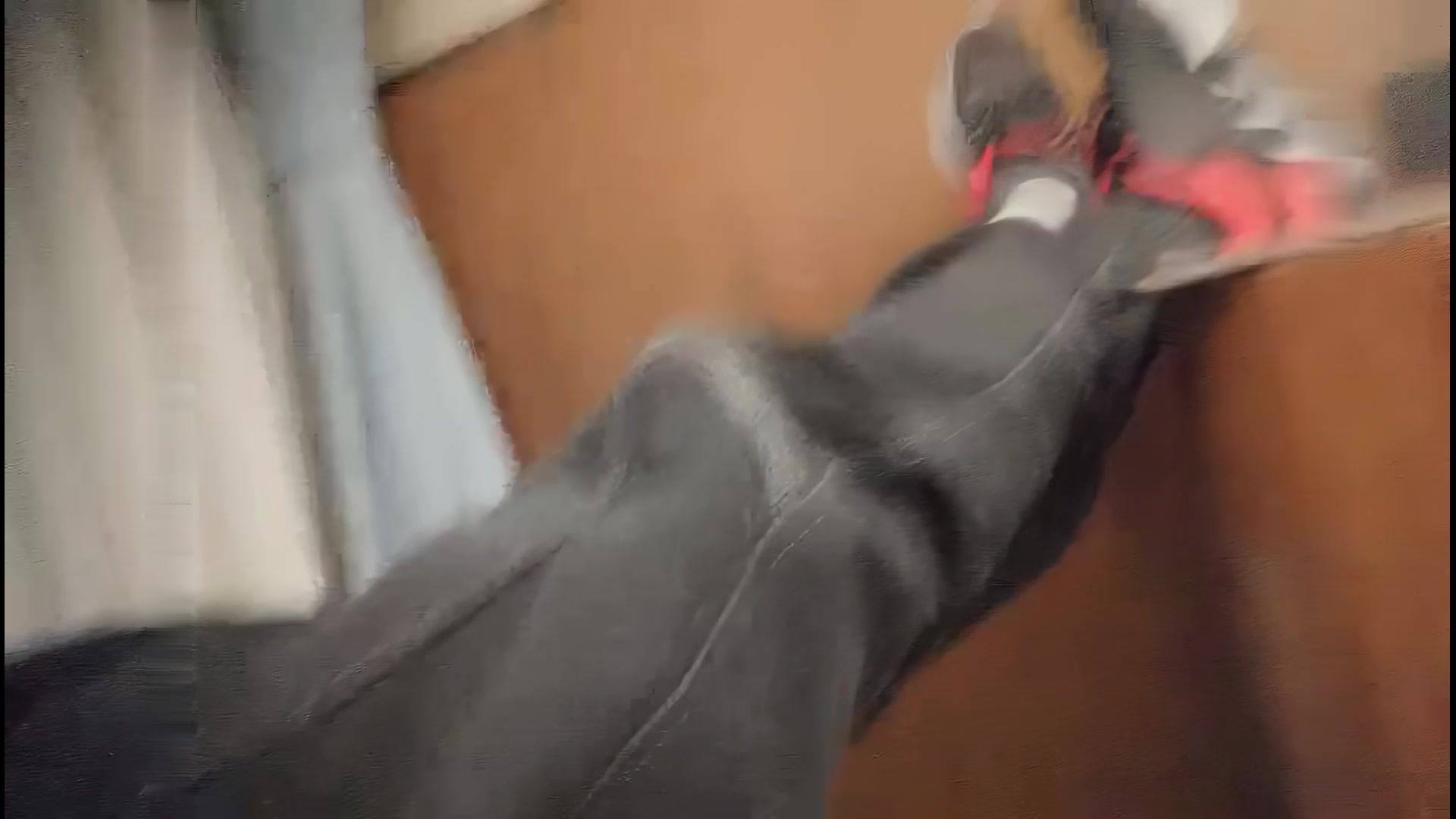 笑哭了_小妹进屋看见个脱光了的黑人差点吓尿了，连着吓跑五六个妹子，终于有个勇者大姐敢接