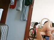 风骚少妇今天在家休息逼逼痒了勾搭男主插一下 先给狼友看看粉嫩的逼逼厕所尿尿