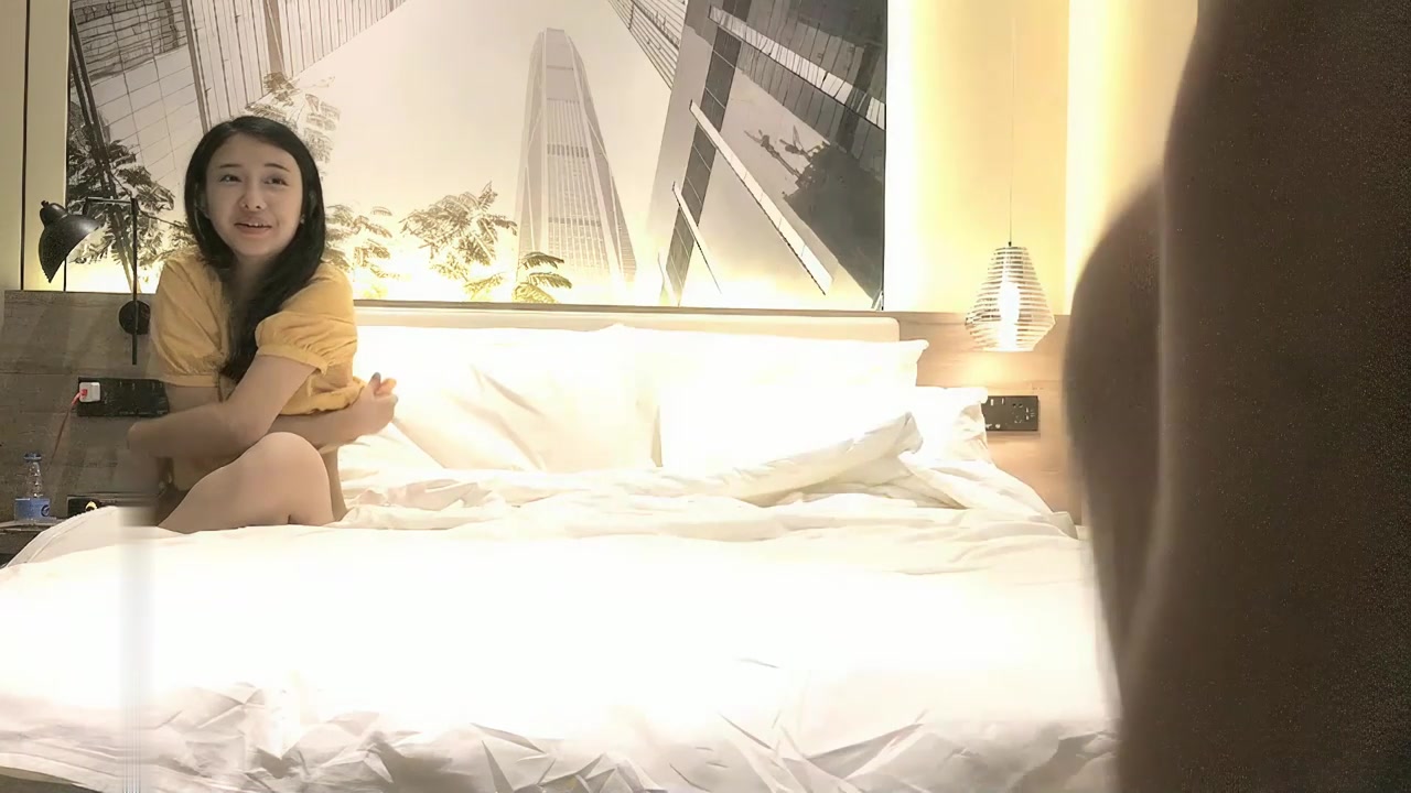 黄衣甜美妹子啪啪，舌吻蹲着口交互摸骑乘后入抽插猛操