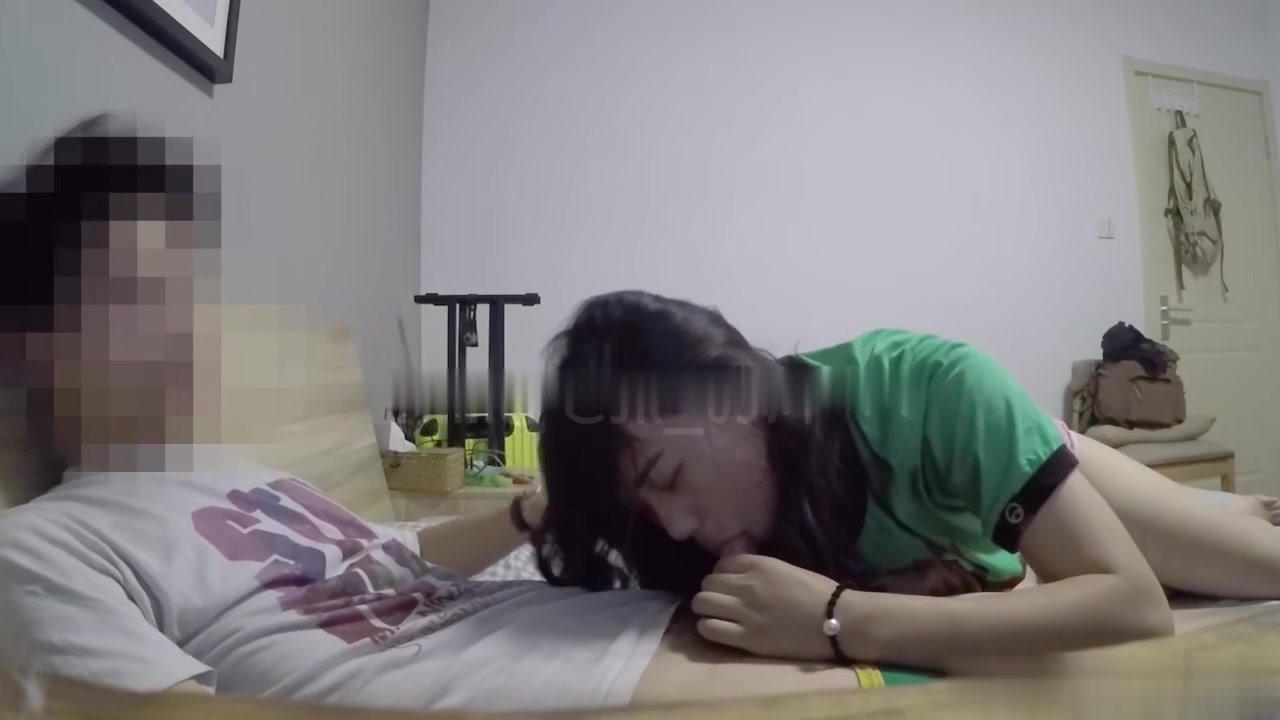 约了个长腿绿T素颜少女带回宿舍居然还同意了无套