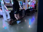 妹子很害羞皮肤超白_鲍鱼粉嫩_电玩城约到车上各种玩逼啪啪_淫水直流