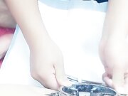 口味比较重的大哥虐逼实录 酒瓶子和可乐易拉罐插进骚逼抽插