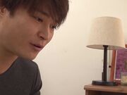 给他口交 当她把长长的四肢扔到床上并舔阴时