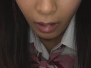 倾身亲吻他 她通过炫耀她傲人的大乳房来引诱男人