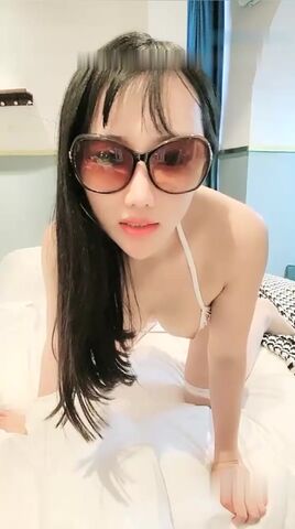 网红脸墨镜骚女 和炮友酒店啪啪 白色丝袜大力猛操呻吟