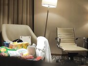 深夜约了个年轻漂亮的少妇姐姐上门服务真不客气进来又吃又喝的