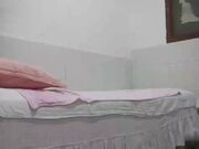 两个熟女守店 操的年轻点的 没被操到的猛劲推销自己