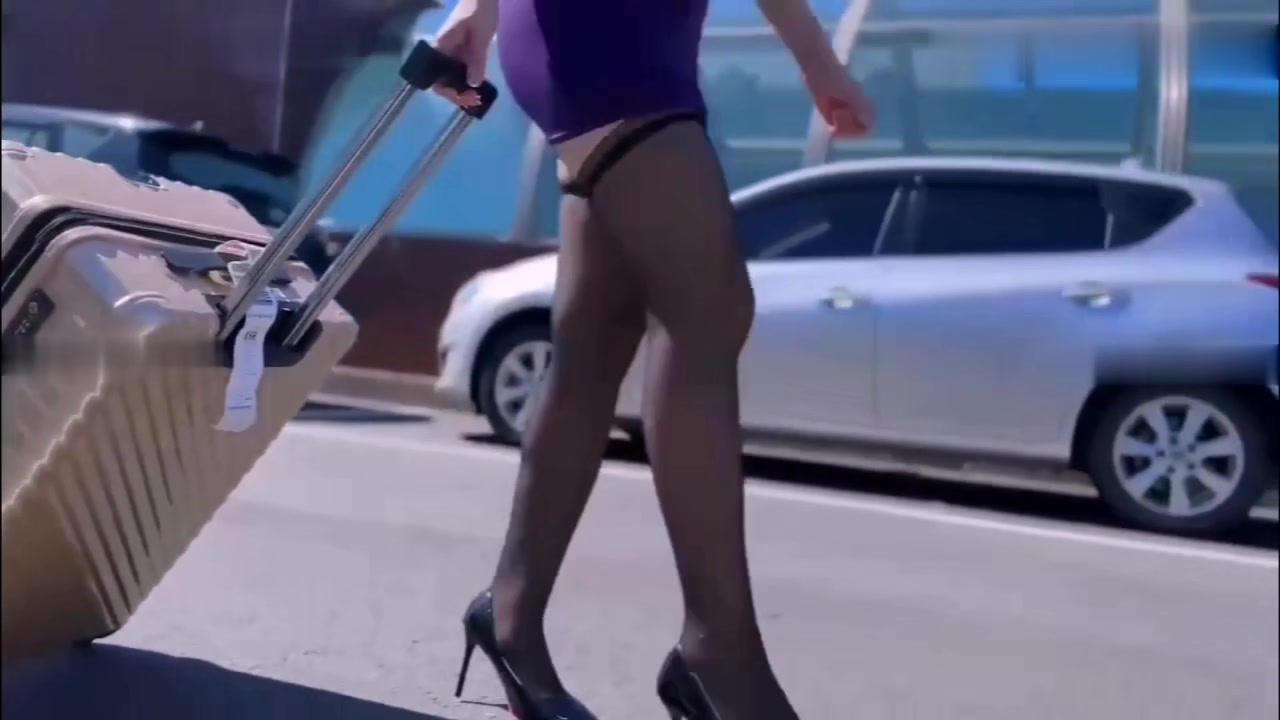 遇到了热心的空姐帮忙带路，但没想到空姐竟是淫贱骚货