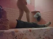 搞按摩女差点翻车 被敲门 你给我开门你在里面搞什么