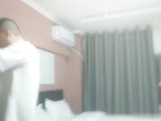 新晋老哥首秀，两个大汉操骚女，3P名场面，开档黑丝一个插嘴一个扣穴，前后夹击太爽了