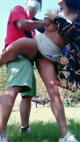 渣女来袭大早上户外激情性爱 给大哥口交大鸡巴真疯狂 像个母狗一样翘着腿被草