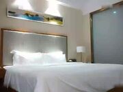 约了个少妇驾车回房间啪啪 坐在身上调情洗完澡开操 手指扣逼呻吟娇喘抬腿侧入