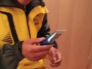 样子淫骚的大二眼镜妹用性用品诱惑憨厚老实的外卖小哥抵挡不住诱惑啪啪