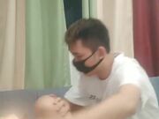 高颜值妹子演绎被尾随进屋带手铐口塞沙发上玩弄 道具JJ抽插呻吟娇喘