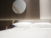 可爱邻家美女，乖巧温柔身材好，沙发调情床上激战