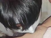 被窝里的人妻少妇让小哥趴在身下吃奶舔逼好刺激 阴唇都屌起来了