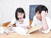 被3位高學歷哥哥舔到小穴又濕又想要，讓準台大生被精液顏射口爆