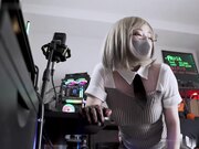 在玩游戏女友就忍不住勾引我内射