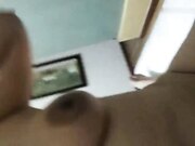 约操豪乳美骚妇 睡得迷迷煳煳弄醒了无套强上 玩出感觉主动骑乘 豪乳乱颤