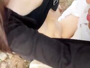 超爽新作路过少妇房东所在地 按在河摊上野战操她后入内射