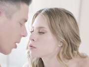 两个白皙迷人嫩嫩小姐姐一起跪爬握住鸡巴不停舔吸吞吐 这销魂美景太舒爽了受不了