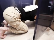 上门的没想到是一个女装修工直接给他内射