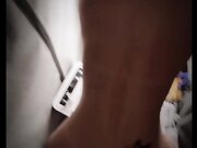 小蜜桃在棒子上蹭啊蹭不小心就滑进去了自己拿着手机拍下自己淫荡的表情