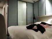 约了个黑裙少妇 穿上情趣装沙发上骑坐后入猛操