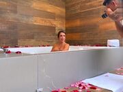 大屁股骚逼在浴缸里被爆操到卧室把骚逼干的尖叫连连