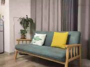 牛仔短裤漂亮妹子 一脸呆萌肉感美腿 抓着大屌深喉 抬起腿侧入猛操