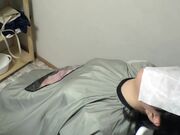 她用她天然的G罩杯轻轻地包裹着爱人的阴茎1