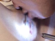 第一次男性的味道 即使用手指 她还是喷射出了1